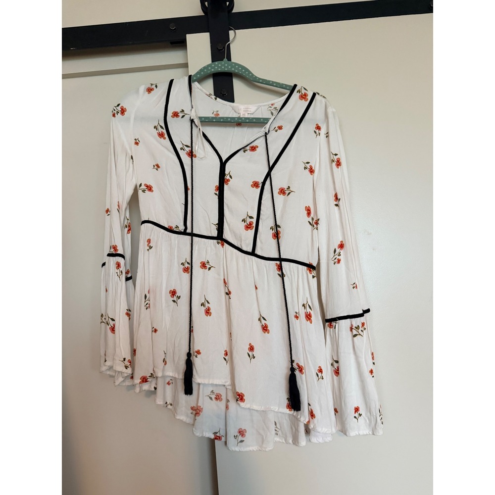 LC Lauren Conrad Floral Bell Sleeve Boho Blouse White XS Tie Front Tassel Top - Picture 2 of 4